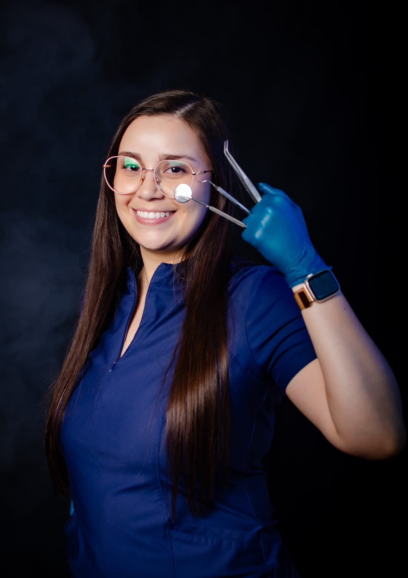Dra. Karen Mora con instrumentos dentales